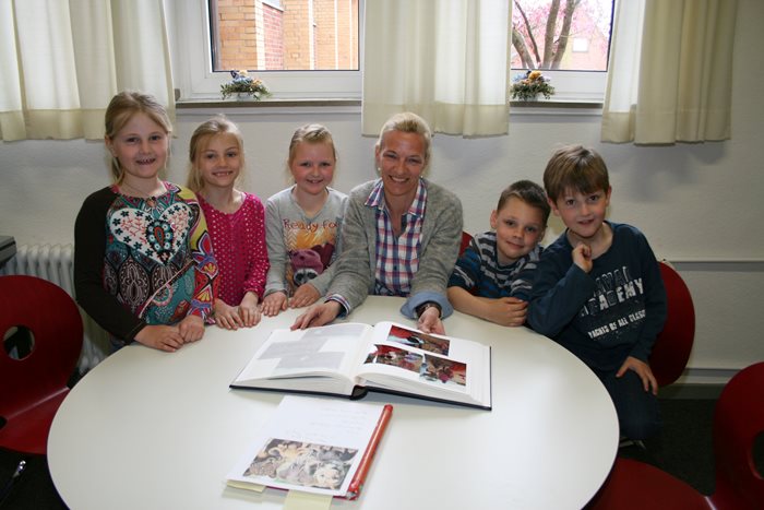 Anja Siering zeigte den Kindern Fotos aus ihren Urlauben mit vielen Tieren.