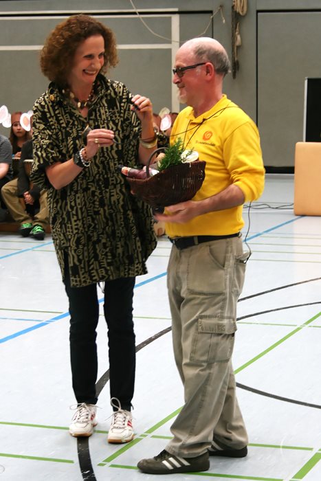 Schulleiterin Angelika Fenk-Stein überreichte Hawi ein kleines Geschenk als Dankeschön.