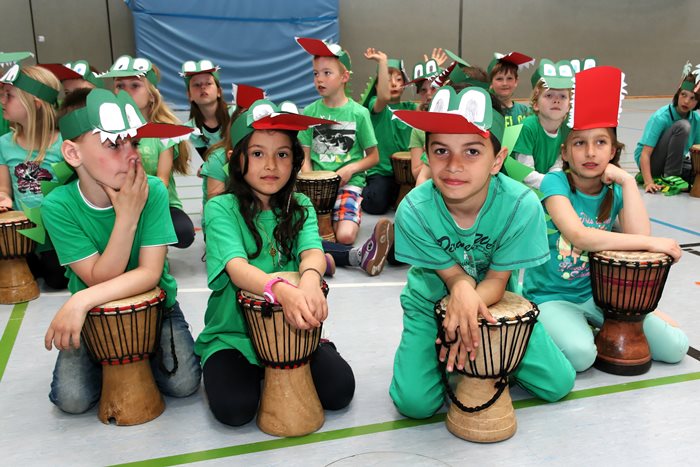 Lucas (8) geht seine Sprechrolle noch einmal in Gedanken durch.