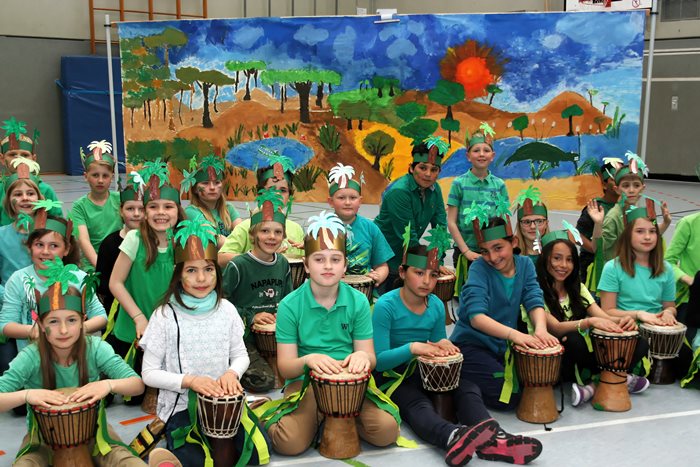 Die Bäume aus dem Zauberwald tanzten im Takt zum Gesang der Kinder.