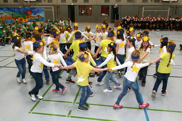 Die Sterne und der Mond und alle Wesen des Waldes sangen für die Kinder ein Wiegenlied.