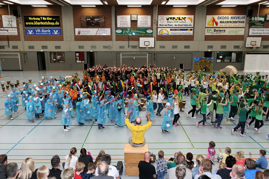 Alle Kinder tanzten zusammen in der Turnhalle der Realschule.