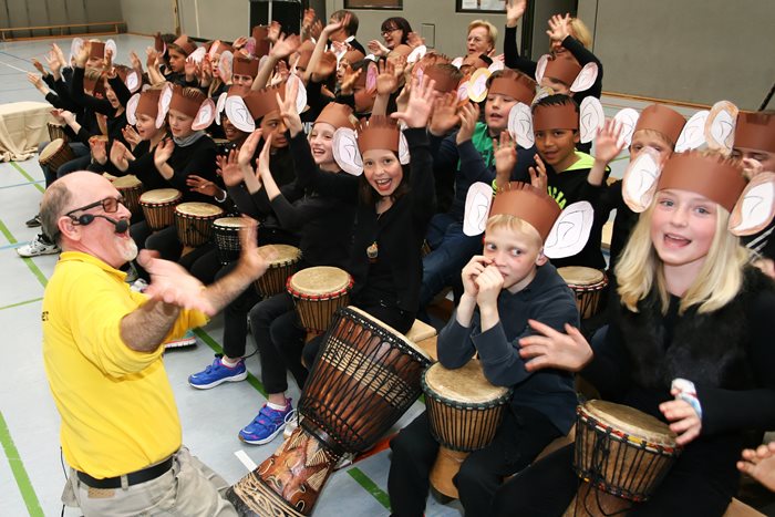 Die Trommelaffen zusammen mit Hawi