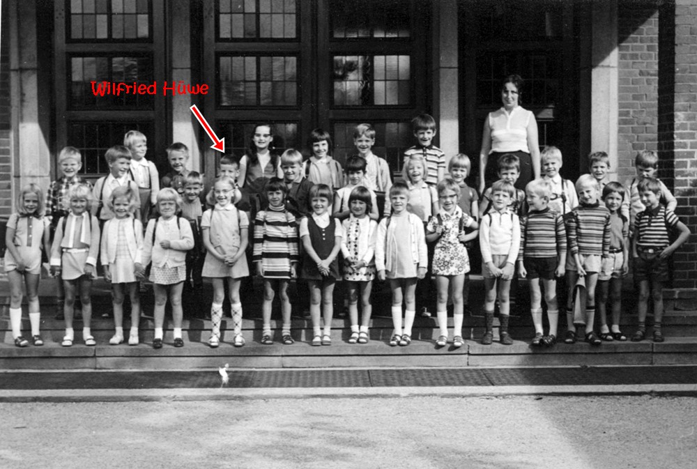 1970 71 Einschulungsfoto mit Hausmeister Wilfried Huewe Kl. Annemarie Kösters