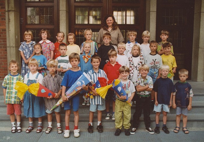 1996_Klasse_1c_-_Klassenlehrerin_Ulrike_Pludra.jpg