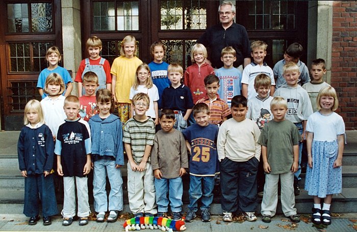 2000_Klasse_1b_-_Klassenlehrer_Willi_Witte.jpg