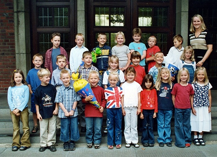 2002_Klasse_1b_-_Klassenlehrerin_Stefanie_Wulf.jpg