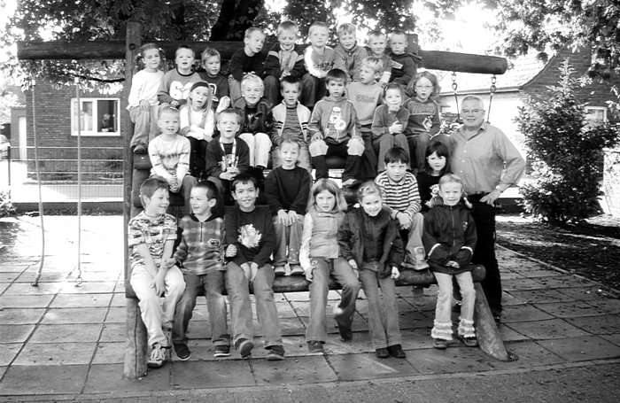 2004_Klasse_1a_Klassenlehrer_Willi_Witte.jpg