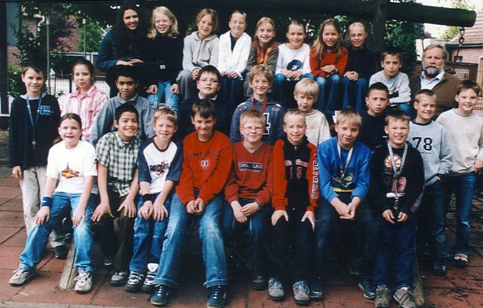 2004_Klasse_1c_Klassenlehrer_Karl-Heinz_Rocks_Foto_3c_Schuljahr_06-07.jpg