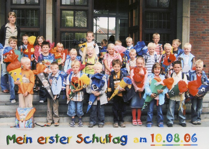 2006_Klasse_1b_-_Klassenlehrerin_Carmen_Rehring.jpg